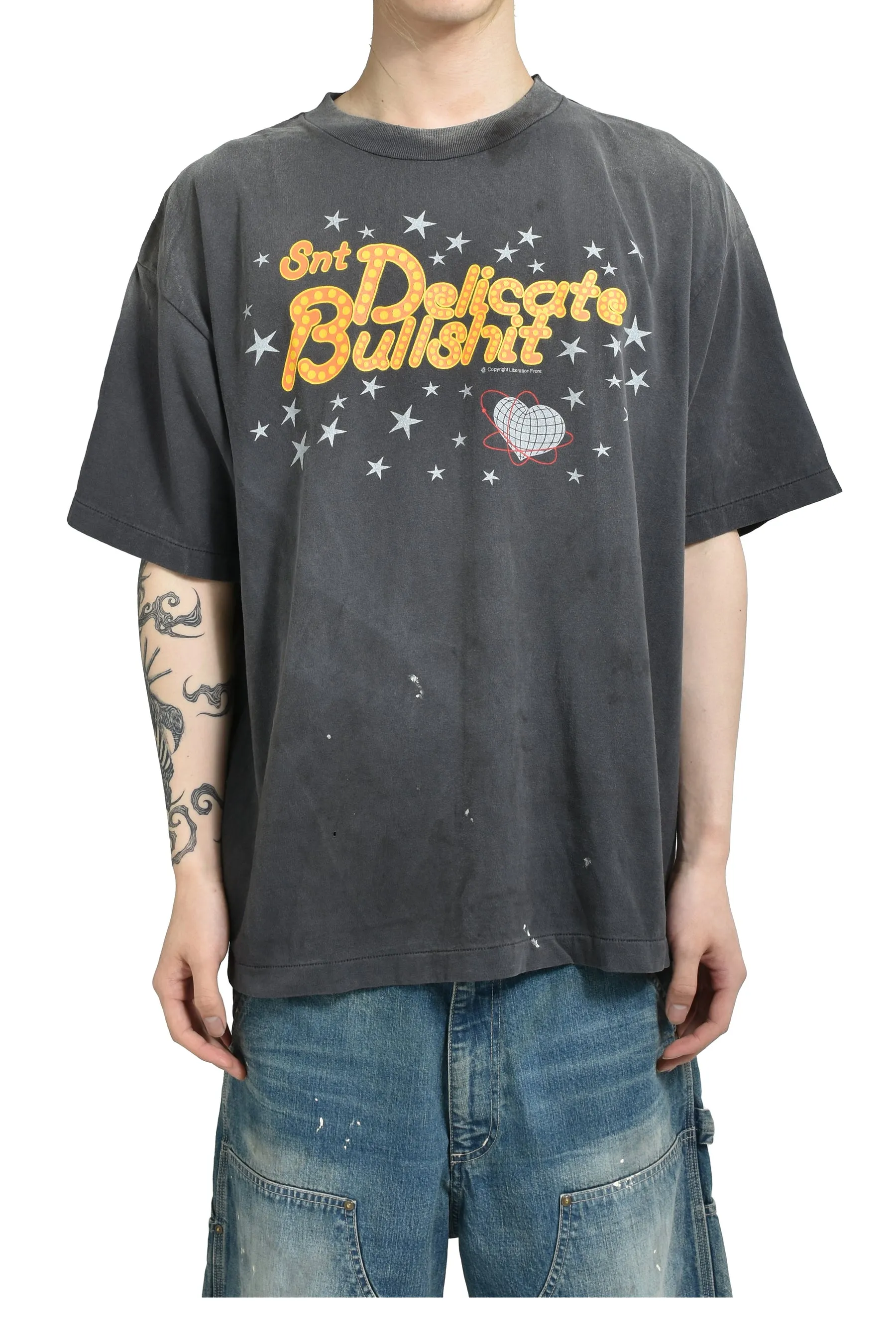 SAINT Mxxxxxx DELICATE BULLSHIT SS TEE/BLK Star Neon Slogan Printed TEE Washed Black S-XL New Vintage Washed and Distressed Ceiling! Loyal to the original version. Main mark and wash mark are matched. Tube-woven fabric without side seams. Non-open width version. Authentic level printing restoration proofing. Top purchasing agent level.